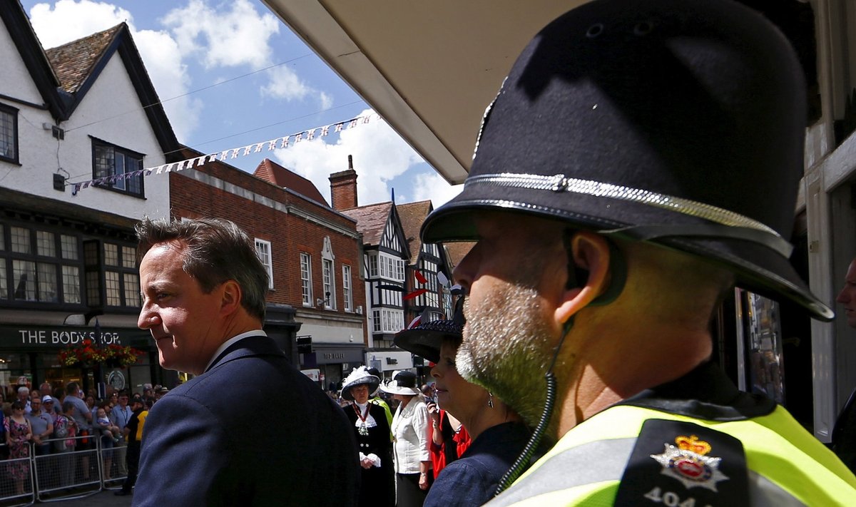 Politseinik valvamas peaminister David Cameroni Relvajõudude päeval