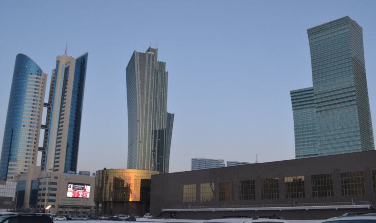 Rahvasuus "purjus majadeks" kutsutavad kõrghooned Astana kesklinnas, Foto: erakogu