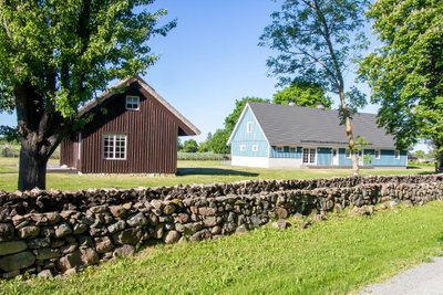 Toetus 285 000 eurot: Saaremaal asuvad Holmiranna puhkemajad on müügis, selle maja ja sauna hinnaks on 169 000 eurot.