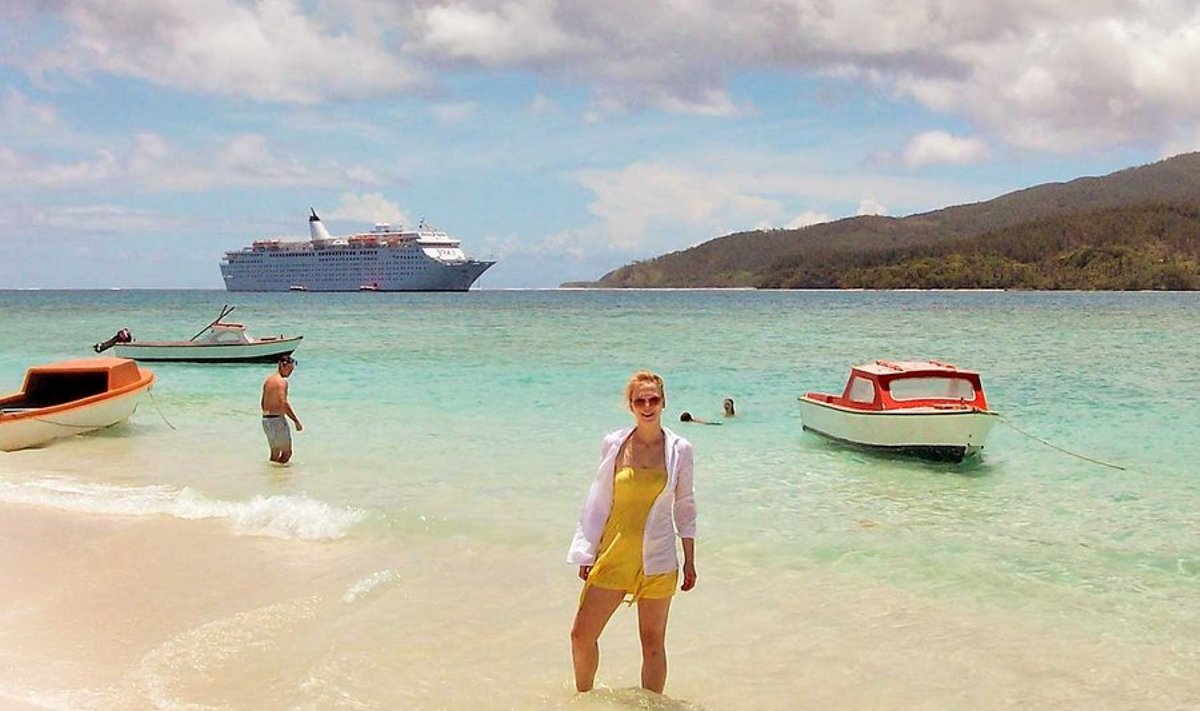 (Orja)töö unistuste laeval: Loo autor Vanuatu Mystery Islandil, ujuv töökoht selja taga reidil. Kõige madalama kategooria laevatöötajad - enamasti filipiinlased - laeva pealt paraku kruiisielu helgemaid momente uudistama ei pääse. 