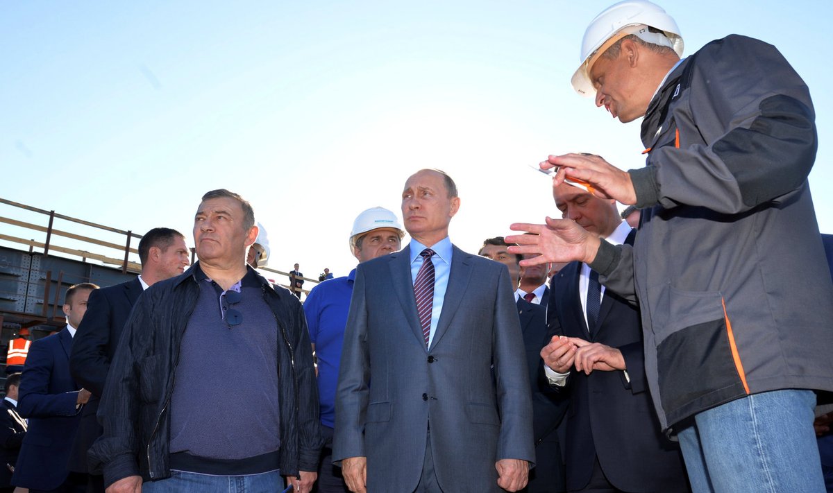 Ärimees Arkadi Rotenberg ja Venemaa president Vladimir Putin inspekteerivad Kertši väina ületava silla ehitust, mis ühendaks Venemaaga Venemaa poolt okupeeritud Krimmi