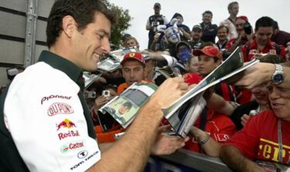 Mark Webber autogramme jagamas Austraalia GP-l