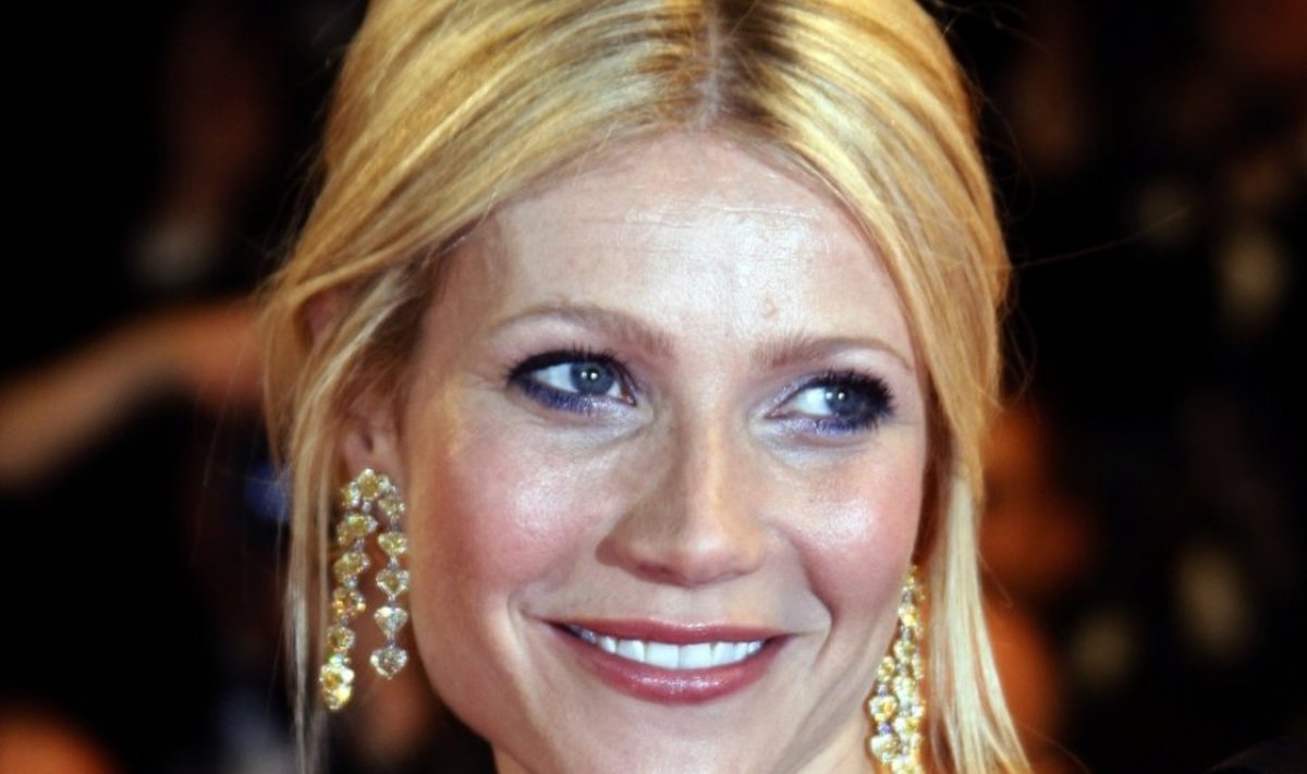 Cast member Gwyneth Paltrow arrives on the red carpet before the screening of "Two Lovers" by U.S. director James Gray at the 61st Cannes Film Festival May 19, 2008.     REUTERS/Jean-Paul Pelissier  (FRANCE)