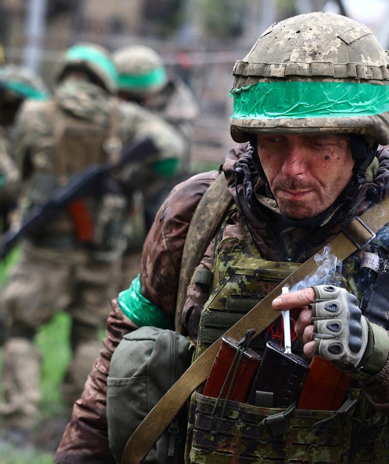 Ukraina sõjaväelased raskest lahingust naasemas. Foto tehtud 15. aprillil 2023 Bahmutis.