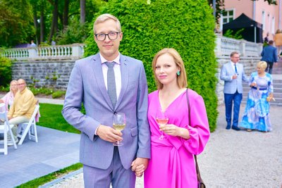RÕÕMSALT ROOSAS Telemehe Johannes Tralla kaasa, lauljanna Liina Saar säras fuksiaroosas kleidis. 