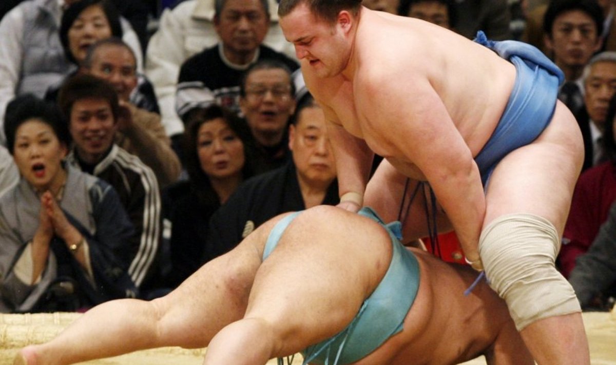 Junior champion Baruto slams down his opponent Toyonoshima to the dirt during their bout in the spring sumo tournament at Osaka, western Japan, on Friday March 19, 2010. Winning his sixth victory, Baruto, from Estonia, kept his record unblemished on the sixth day of the 15-day meet. (AP Photo/Kyodo News) ** JAPAN OUT, MANDATORY CREDIT, FOR COMMERCIAL USE ONLY IN NORTH AMERICA **  / SCANPIX Code: 436