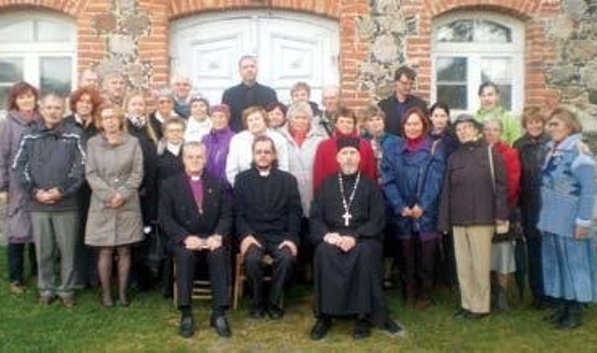 Koguduseliikmed, vaimulikud ja külalised kiriku aastapäeval.