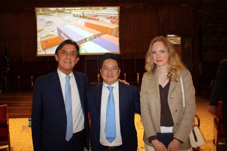 OmnisPoweri juht Orinta Eivaitė ja OmnisPower Europe'i Asepresident Van Hoang keskel ning Padua linnapea Sergio Giordani