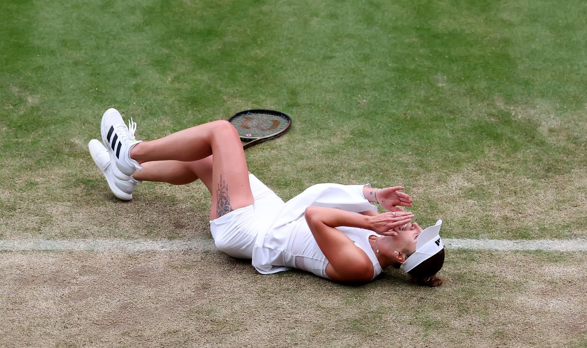 Elina Svitolina alistas Wimbledoni kaheksandikfinaalis Viktoria Azarenka ning kukkus rõõmust väljakule maha.
