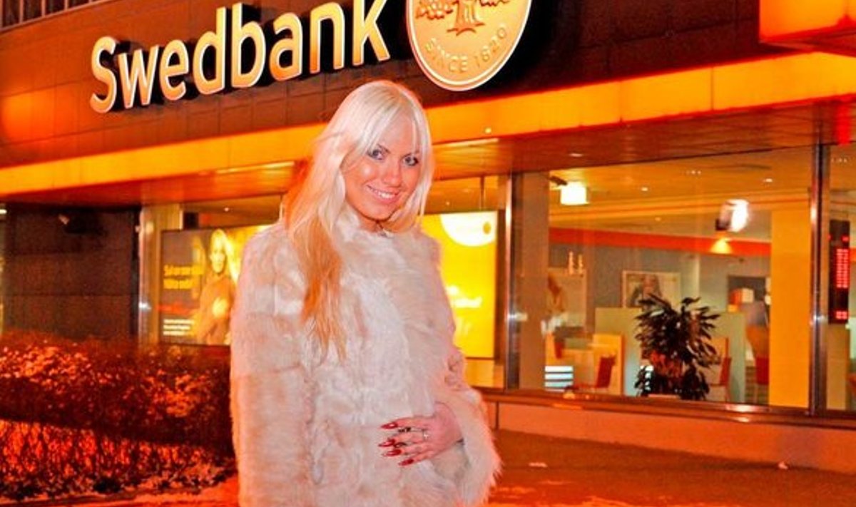 OHVER: Küünetehnik Marika Tiidemann Swedbanki ees, kes jättis ta ilma 2200 kroonist.