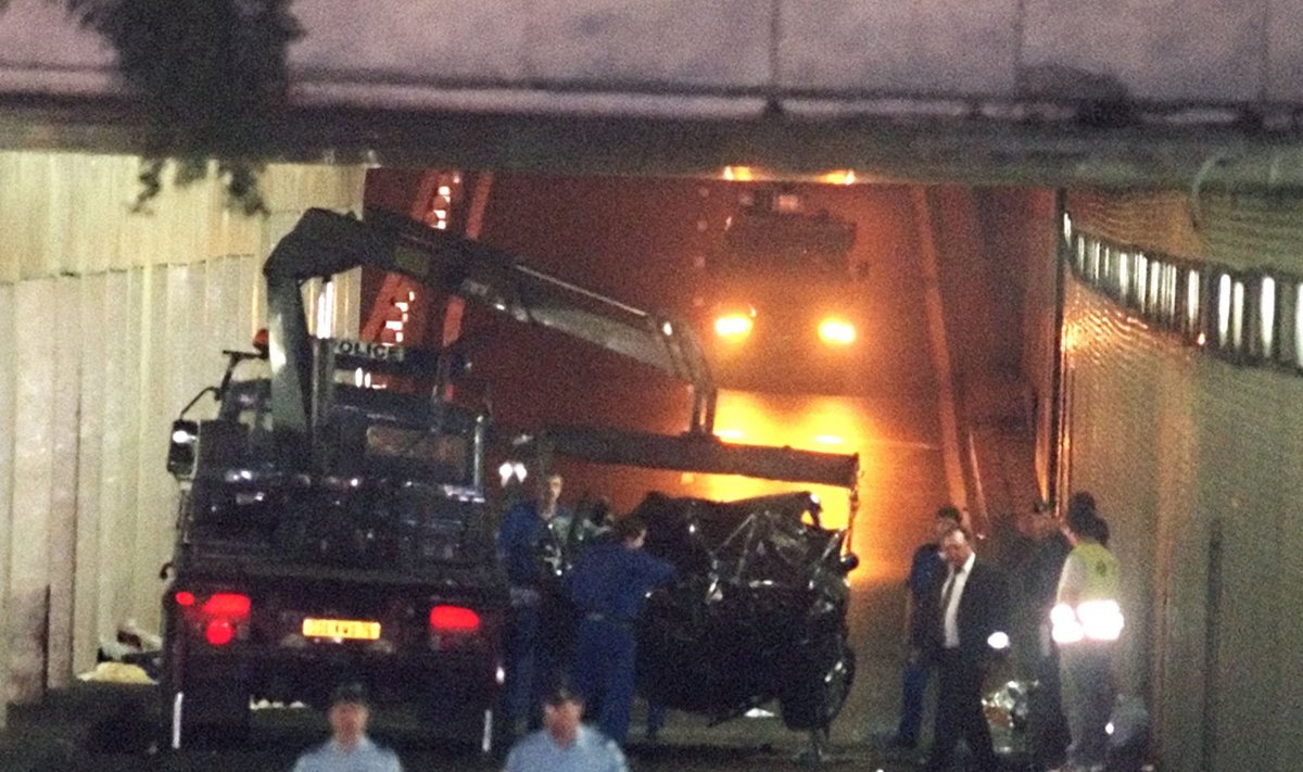 Foto õnnetuskohalt - taamal on näha auto vrakk. Kokku hukkus avariis kolm inimest, nende hulgas ka printsess Diana.