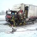FOTOD: Tallinna-Tartu maanteel põrkas kokku kaks rekkat, üks juhtidest tuli veokist välja lõigata