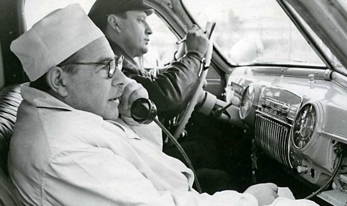 Enne: 1960. aastal varustati kõik Tallinna kiirabi­autod raadiotelefonidega. Nüüd võis kiirabijaama dispetšer anda teate otse arstile, kes asus abivajajale kõige lähemal. (EE arhiiv)