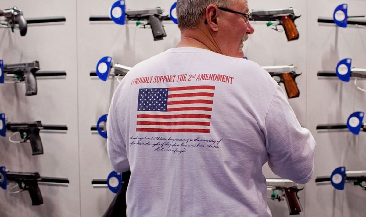 Toetan uhkelt põhiseaduse teist parandust – seisab uute relvade näitust uudistava ameeriklase särgi peal. USA põhiseaduse teine parandus annab ameeriklastele põhiõiguse relva kanda. Foto: AFP/Scanpix
