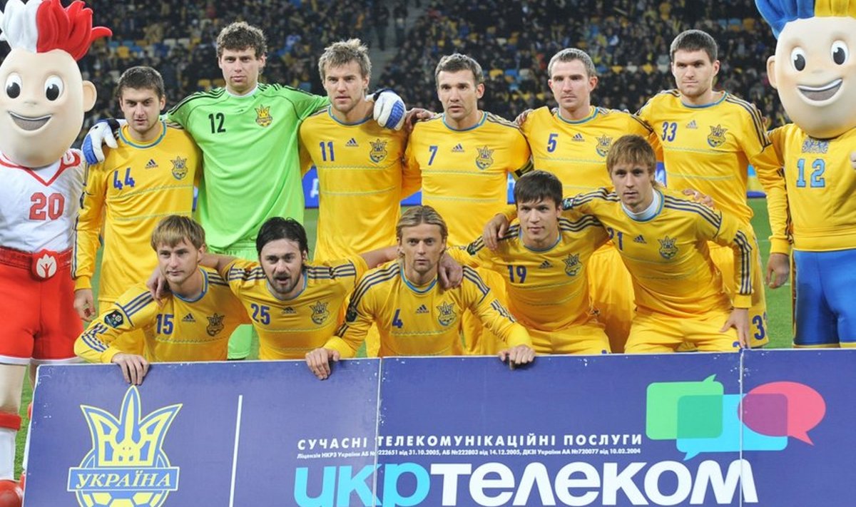 Ukraina jalgpallikoondis, üleval vasakult kolmas Oleksandr Rõbka