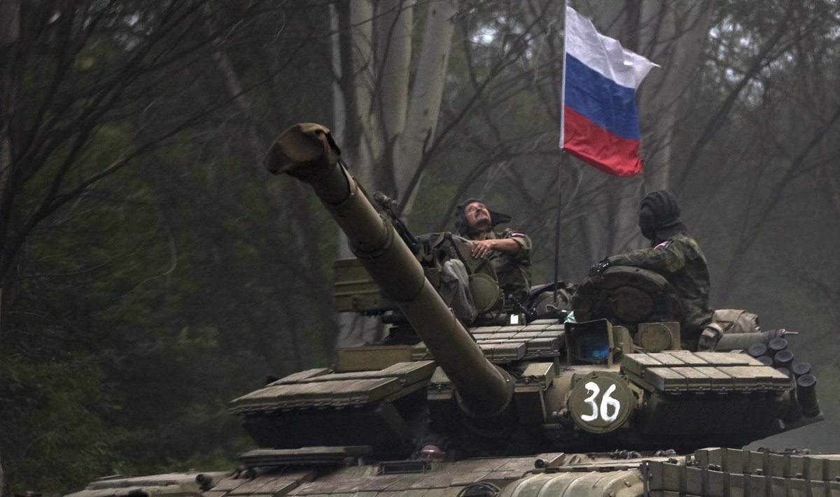 Т-64БВ донецких мятежников под российским триколором.  Восток Украины, июль 2014.