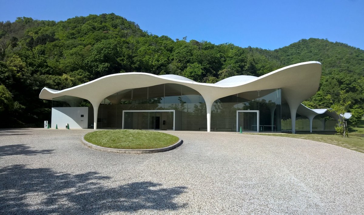 Ilmekas näide arhitekt Toyo Ito loodud krematooriumist Kakamigaharas 2006. aastal - looduse kuju järgides.