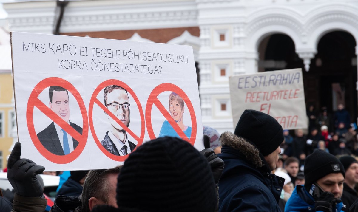 EKRE toetajad protestisid Toompeal ränderaamistiku vastu.