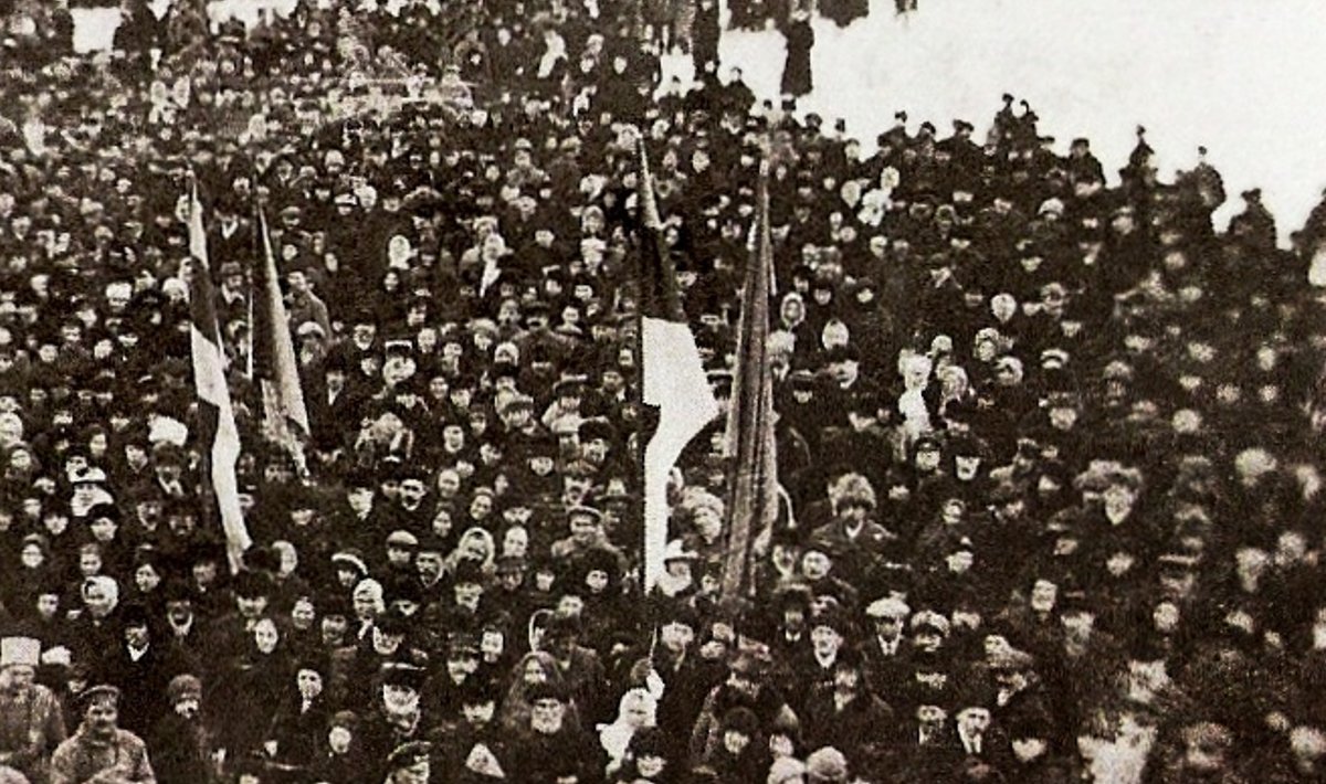 Rahvahulk, kes kuulas 23. veebruaril Pärnus Endla rõdult etteloetavat Eesti Vabariigi iseseisvus-manifesti. Järgmistel päevadel loeti see ette ka teistes Eesti linnades.