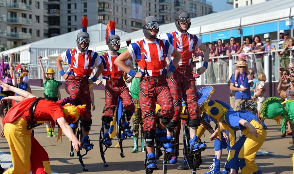 Mängude suurejoonelisusest andsid aimu olümpiakülas saabuvatele sportlastele korraldatud etendused. Foto: AFP/Scanpix