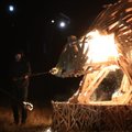 ВИДЕО: Смотрите, как в Пыхья-Таллинне на празднике сжигали деревянную крысу