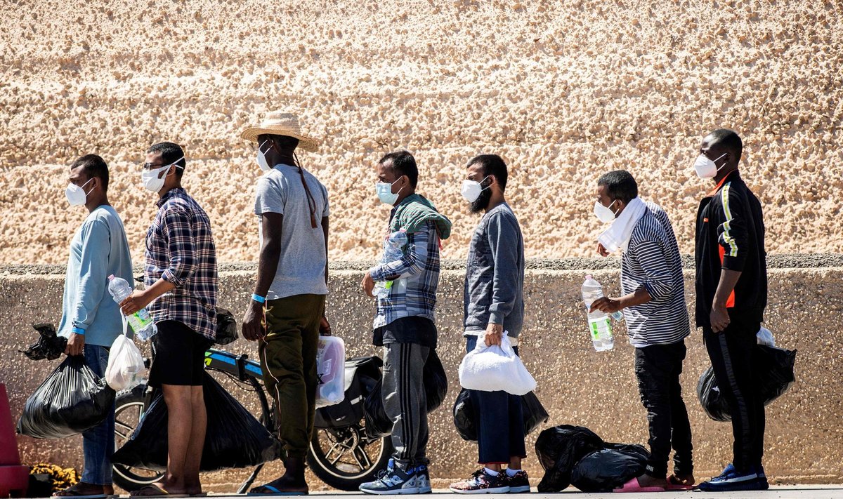 Itaalias asuva vastuvõtukeskuse järjekorras ootavad migrandid. 