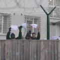 DELFI FOTOD ja VIDEO: Harku kinnipidamiskeskuse elanikud hakkasid protestima: „Ma olen asüülitaotleja, mitte kriminaal!”