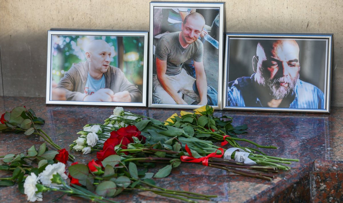 Eile toodi režissöör Aleksandr Rastorgujevi (vasakul), operaator Kirill Radtšenko ja ajakirjanik Orhan Džemali mälestuseks Moskva ajakirjanike maja ette lilli.