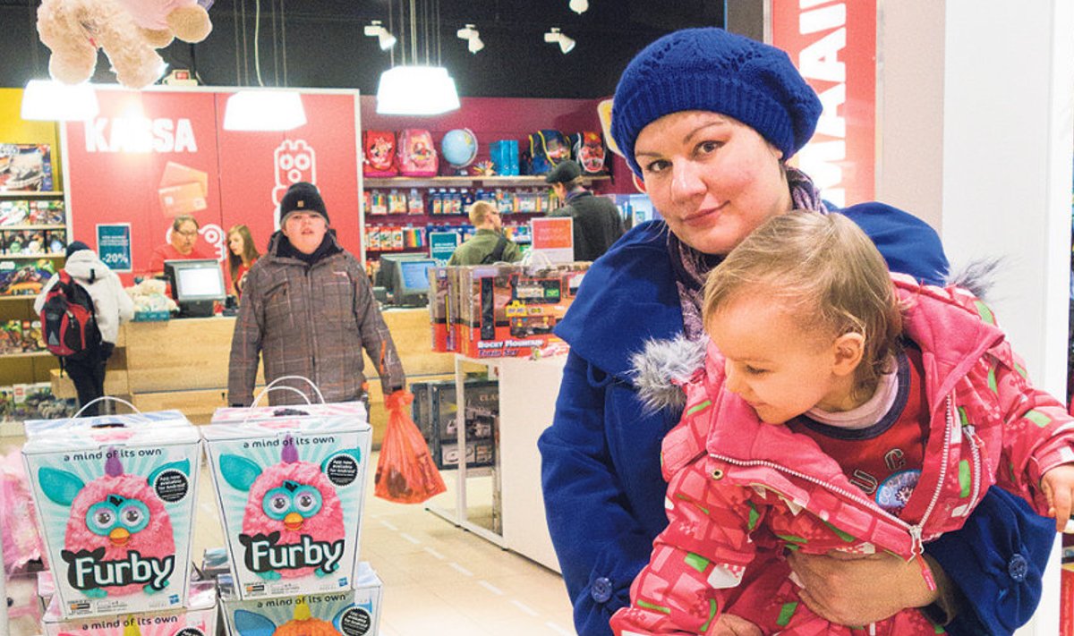 Oksana Kukuškina valis  koos tütar Viktoriaga (1,5a)  pehmeid mängu­asju,  taamal ülipopulaarsed Furbyd.