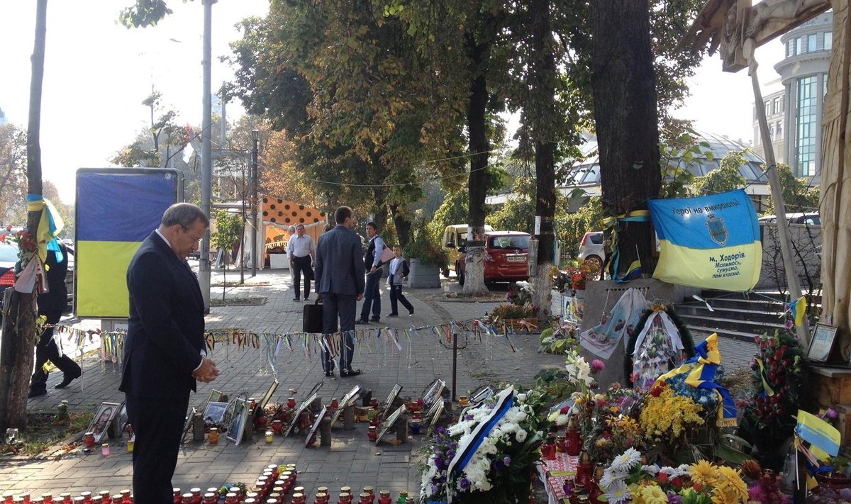 Ilves asetas lilled Maidan Nezaležnosti väljakule