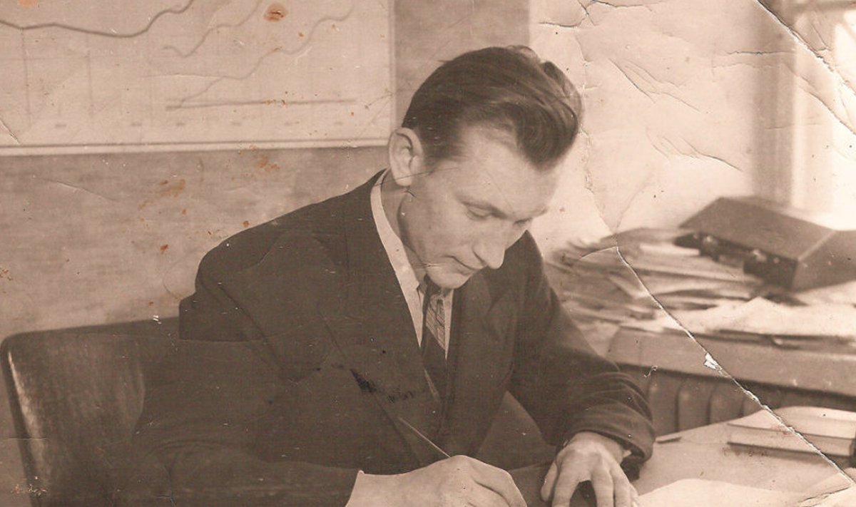 Aleksander Illi tegemas ajakirjanikutööd Rahva Hääle  toimetuses.