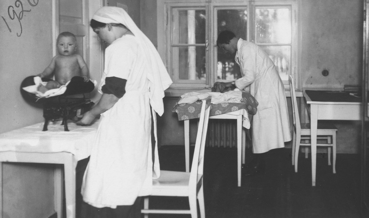 VEEL OLI KÕIK HÄSTI: Dr Alfred Mõttus ja meditsiiniõde Truusa tegelemas väikelastega Nõmme rinnalaste kodus 7. aprillil 1926.