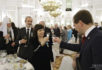 Ordenikavaler Mireille Mathieu  ja autasu üle andnud Venemaa president Medvedev 