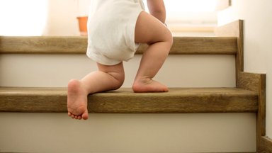 VIDEO | Kangelaskiisu päästis kiire reageerimisega beebi trepist alla kukkumisest