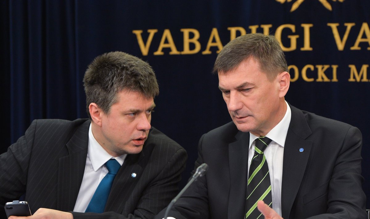 Võimupartnerid Urmas Reinsalu ja Andrus Ansip valitsuse pressikonverentsil jutuhoos