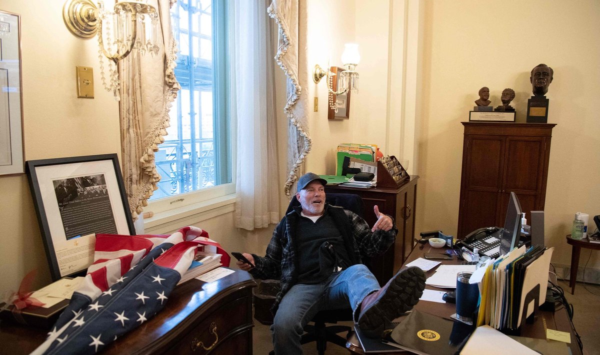 Richard Barnett rahutuste ajal Nancy Pelosi kabinetis