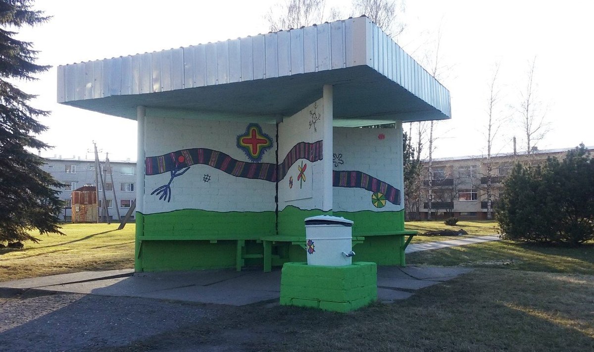 Pärnumaa Jõõpre kooli õpilased tegid kooli loovtöö osana korda küla bussipeatuse.