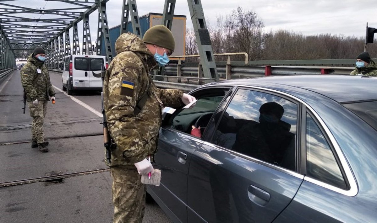 Украинские пограничники проверяют документы