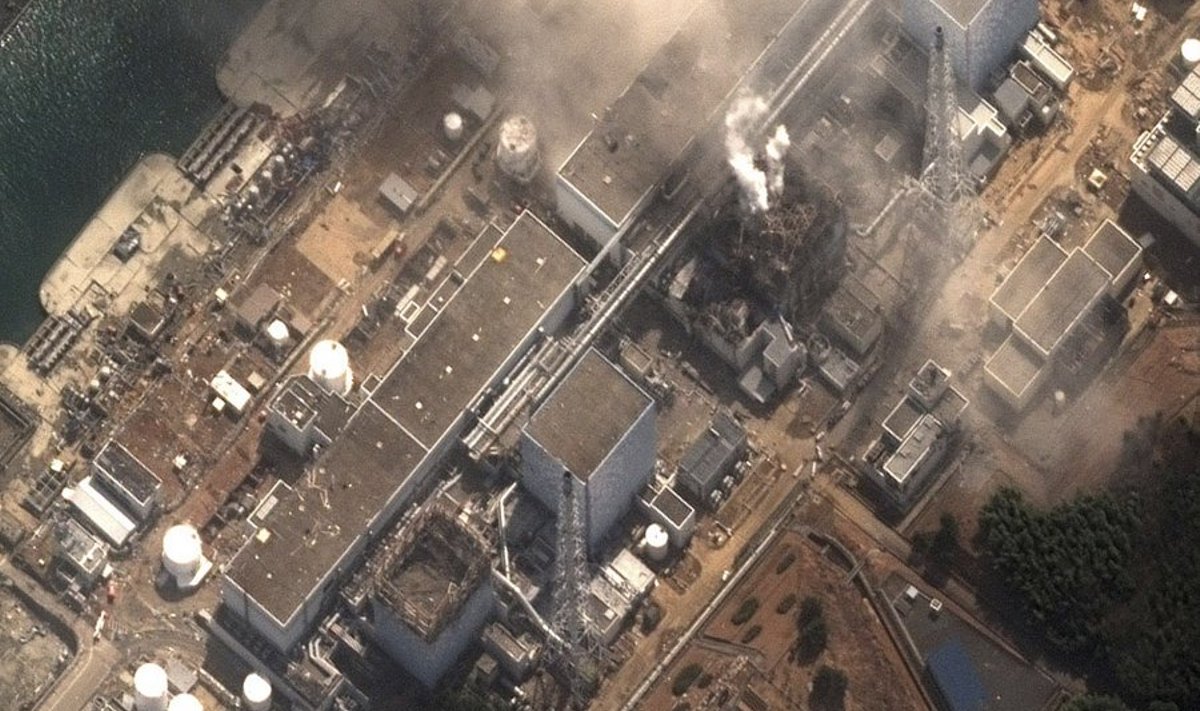 Jaapani maavärin. Pildil on Daiichi tuumajaam. Kaks reaktorihoonet on juba purunenud.