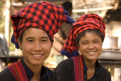 (Birma, 2013) Maailma vaeseimate riikide hulka kuuluv Birma oli enne Teist maailmasõda Kagu-Aasia rikkaim maa. Birmast rääkides keskendutakse tavaliselt riiki juhtinud sõjaväehunta julmale käitumisele, inimõiguste eiramisele ja elanike hirmule. Aga birmalased märkavad ka helgemat poolt.