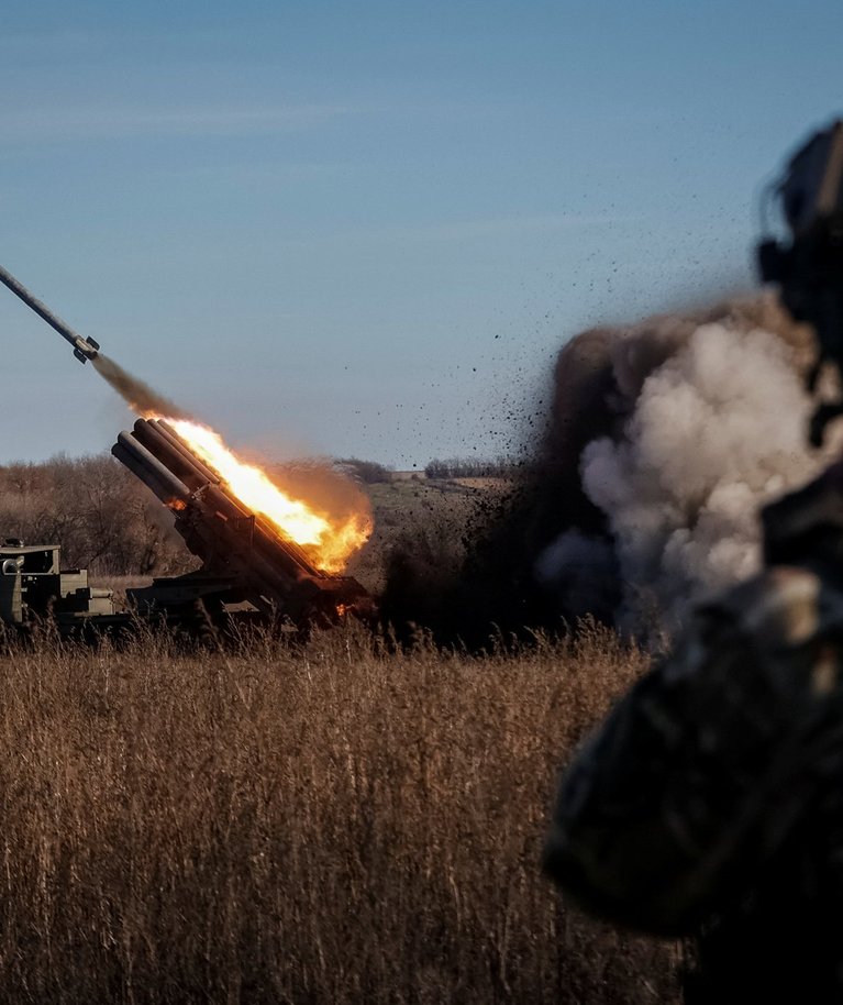 Ukraina sõjaväelased tulistavad mitmekordse stardiraketisüsteemiga Bureviy. Foto tehtud 29. novembril 2022 Donetski oblastis.