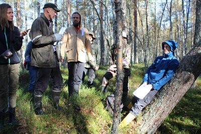 Soome metsavalitsuse looduskaitseliste taastamiste spetsialist Pekka Vesterinen (nokkmütsiga) räägib Eesti soohuvilistele sealsetest kogemustest.