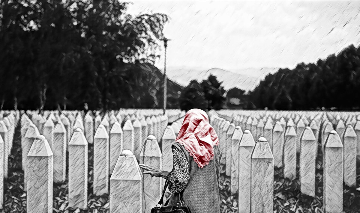 1995. aasta juulis tappis Serbia armee enam kui 8000 meest ja poissi Bosnias ja Hertsegoviinas Srebrenica linnas ja selle ümbruses. Pildil külasatab moslemist naine Potocaris asuvat Srebrenica massimõrva memoriaali.