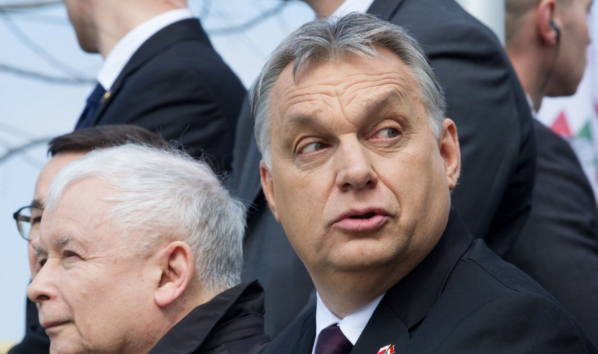 MÕTTE­KAASLASED: Jarosław Kaczyński (vasakul) ja Viktor Orbán on seisnud nn illiberaalse demokraatia eest, ent põrkuvad nüüd Euroopa Liidu liberaal­demokraatliku reaalsusega.