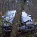Mees oli sunnitud vastassuunavööndisse kaldunud veoauto tõttu vastu puud sõitma