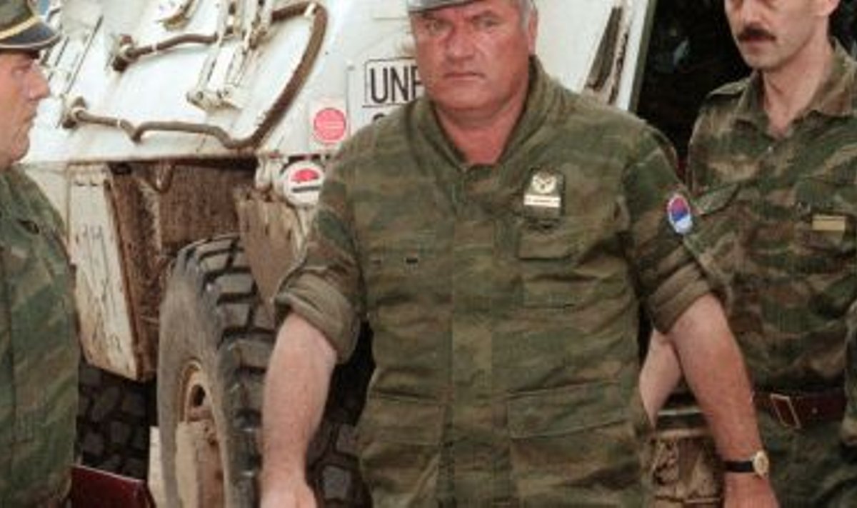 Bosnia sõjakuritegudes süüdistatav kindralkolonel Ratko Mladić (keskel)