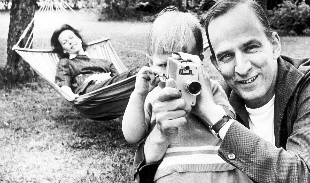 1960. aastatest pärit pilt, kus Ingmar Bergman õpetab Danieli kaamerat hoidma. Tagaplaanil Käbi Laretei