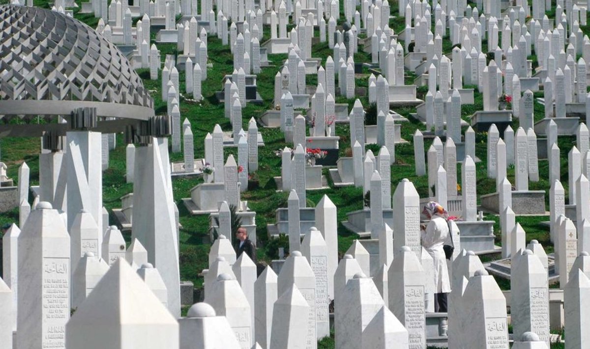 Hauad ulatuvad silmapiirini: väga vana, 15.sajandist pärit Alifakovaci kalmistu, mis pole otseselt seotud viimase sõja ja piiramisega, kuid seal on ka värskemaid haudu, surmadaatumitega 1992, 1993, 1994, 1995... Üks mälestusmärk on pühendatud Bosnia-Hertsegoviina armee võitlejatele, kes hukkusid aastatel 1992–1995. (Foto: Reet Reismaa)
