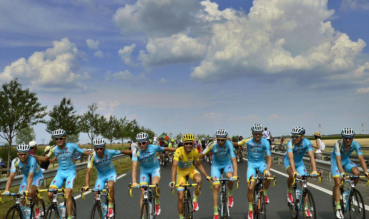 Astana meeskond Tour de France’il: keskel kollases Vincenzo Nibali, paremal ääres Tanel Kangert