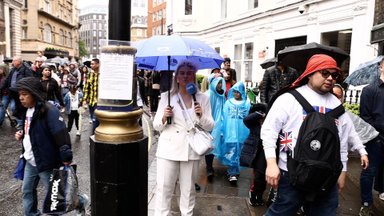 KROONIKA LONDONIS | „Me oleme nagu märjad rotid!“ Samal ajal, kui Charles kroonitud sai, tungles pool Londonit vihma käes